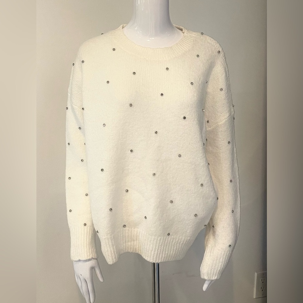 WHITE SWEATER WITH RHINESTONES.